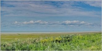 Площадь водосбора 2020 км2. В озеро впад