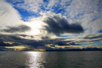 Береговая линия характеризуется слабой и