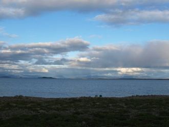 Озеро имеет тектоническое происхождение 