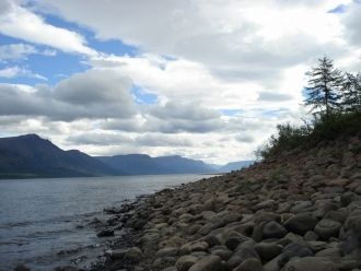 Находится приблизительно в 25 км восточн