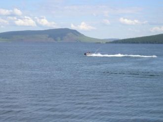 Берега в основном пологие, местами забол