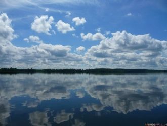 Урез воды расположен на высоте 44 м над 