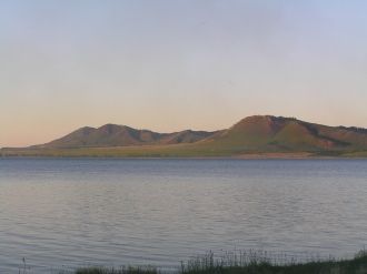 На озере много островов, в т.ч. Длинный,