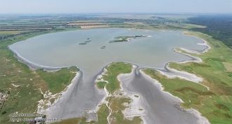 По форме озеро приближено к окружности с