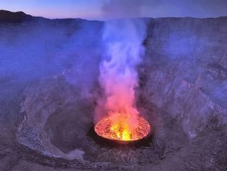 Изливающаяся лава из Мауна-Лоа обладает 