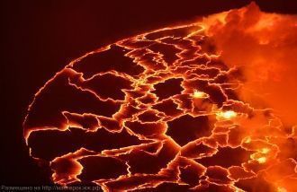 Постоянное озеро лавы в кратере вулкана 