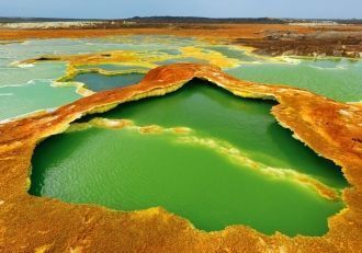 Озеро Афера поражает своими ярко-зеленым