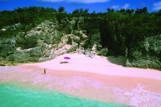 Пляжи с розовым песком тянутся на пять к
