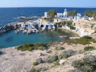 Главный порт острова - город Адамас лежи