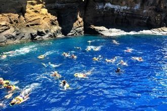 Вода в окрестностях острова считается са