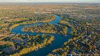 Берет начало на западных склонах хребта 