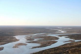 Однако во время разлива вода не только в