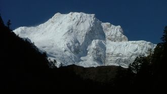 Вершина расположена в Непале в гималайск
