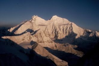 Вид на Эверест и Лхотзе со склонов Чомо 