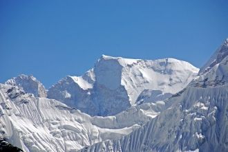 Главная вершина имеет высоту 7790 метров