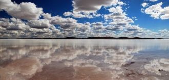 Оно находится к западу от озера Торренс,