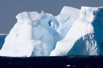 В Западной части расположен горный масси