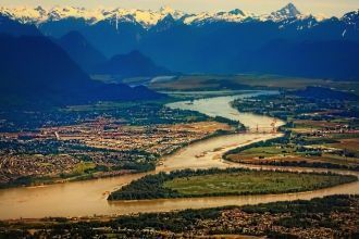 Меняя свое направление течения с северо-