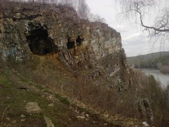 В Темном и Верхнем гротах потолки сильно