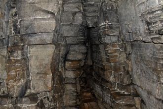 Вмещающая пещеру порода – известняк – по