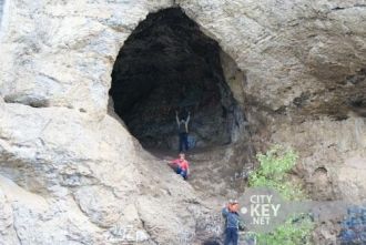 За ним сразу следует грот Входной (4х6 м