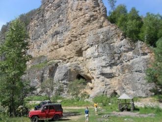 Открывается на запад в виде прямоугольно