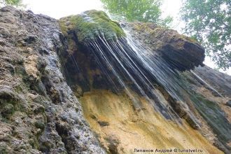 В дальней, возвышенной, части пещеры на 
