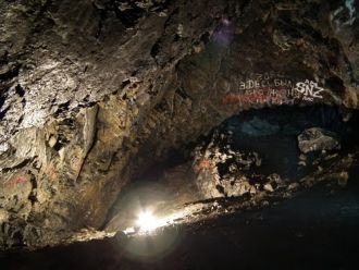 Узкий лаз соединяет первый грот со вторы