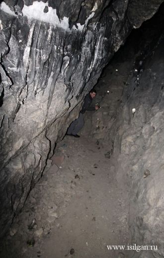 Снаружи горы вглубь уходят вертикальные 