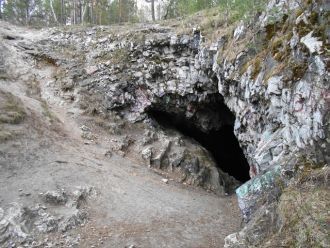 Сугомакскую пещеру так и называют - мрам