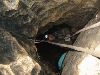 На дне колодца подземное озеро. Обманчив