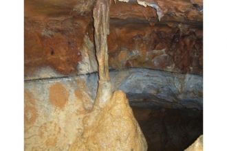 Вдоль стен хода на полу скапливаются обл