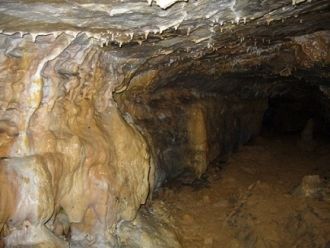 Ширина хода около 10 м высота – около 5 