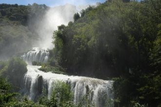 Сам же водопад разделен на три секции - 