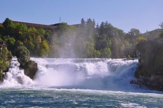 Высота водопада — 23 м, ширина — 150 м.