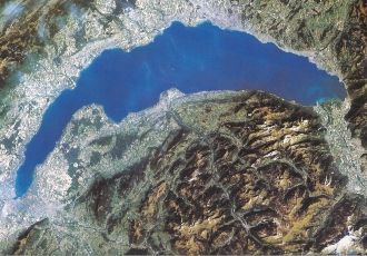 Женевское озеро имеет форму полумесяца.