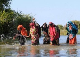 Местные женщины купаются в реке Уаби-Шэб