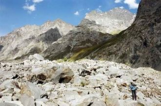 Общая площадь около 7,7 тысяч км2.