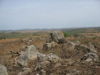 На северо - западе плато переходит в рав