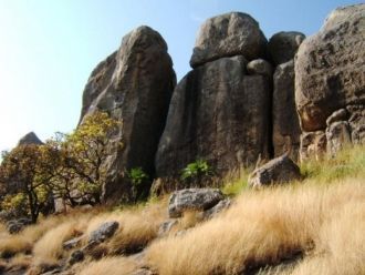 Останцовый массив высотой 1200-1400 м, с