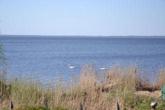 Береговая линия длиной 33,4 км — плавная