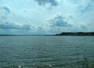 В озеро впадает река Выдринка, ручьи и м