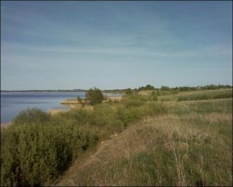 Находится на высоте 129,8 метров над уро