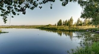 В самом широком месте расстояние достига