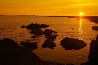 В восточном направлении от упомянутого м