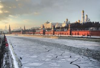 Москва-река покрывается льдом в середине