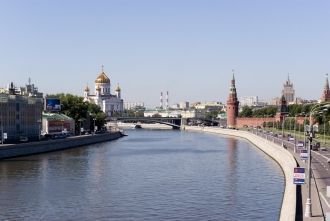 В черте города Москвы река принимает око