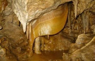 Порода здесь представляет собой отложени