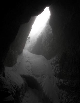 Центральный вход в нее, зияющий на запад