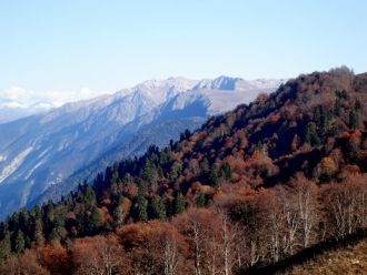 Ровное плато вдали справа — Бзыбское пла